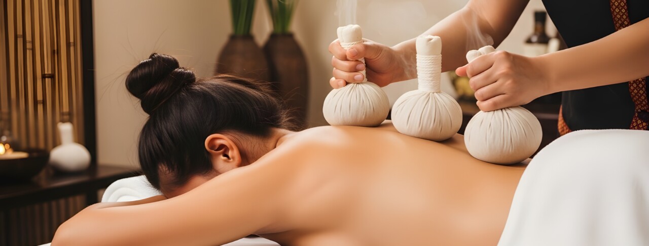 Kräuterstempel Massage